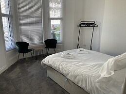 Spacious 2-bed Apartment With Free Parking