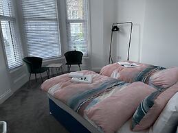 Spacious 2-bed Apartment With Free Parking