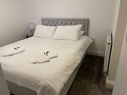 Spacious 2-bed Apartment With Free Parking