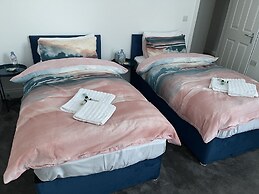 Spacious 2-bed Apartment With Free Parking