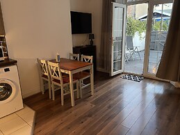 Spacious 2-bed Apartment With Free Parking