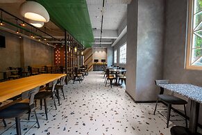 Royal Group Hotel  Xiong Zhong  Branch