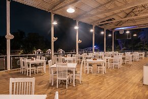 Foxoso La Beach Resort & Spa