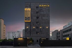 Moor Hotel by Aank Mokpo