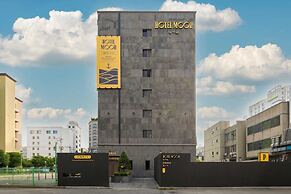 Moor Hotel by Aank Mokpo