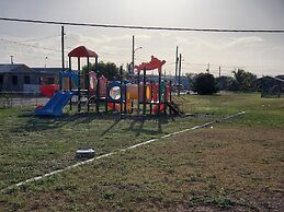 Beautiful 1-bed House in Old Harbour, Gated