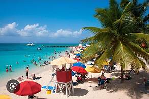 Beautiful 1-bed House in Old Harbour, Gated