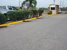 Beautiful 1-bed House in Old Harbour, Gated