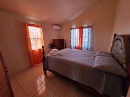 Beautiful 1-bed House in Old Harbour, Gated