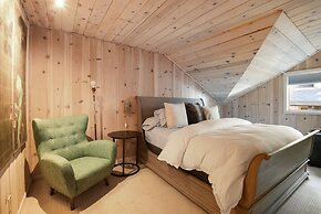 Mesmerizing Meeks Bay Outdoor Waterfront Deck