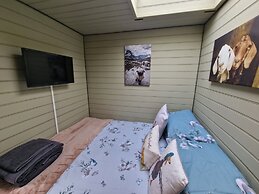 Stunning 1-bed Shepherd hut