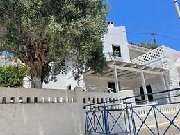 Charming two Bedroom Fisherman's House on Kea