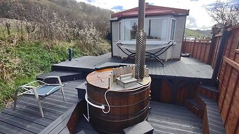 Charming 3-bed Caravan Cymtydu