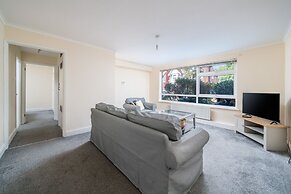 Spacious Pet Friendly 2-bed Apartment in Redhill