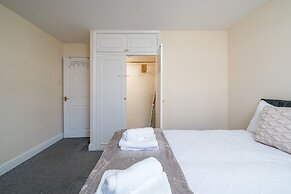 Spacious Pet Friendly 2-bed Apartment in Redhill