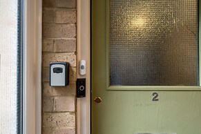 Spacious Pet Friendly 2-bed Apartment in Redhill