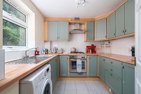 Spacious Pet Friendly 2-bed Apartment in Redhill