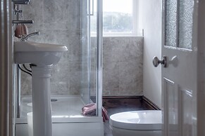 Dragons Den - 2 Bedroom Apartment - Tenby