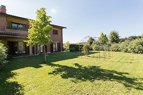 Cozy Apartment With Large Garden