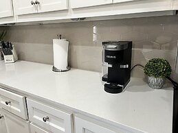 The Cosmopolitan Modern, Cozy, New 3bedroom Home