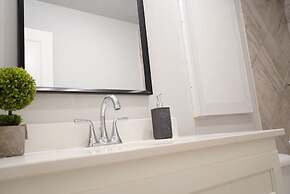 The Cosmopolitan Modern, Cozy, New 3bedroom Home