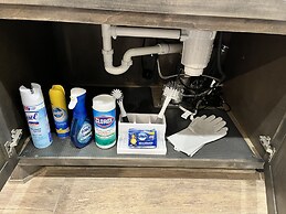 The Cosmopolitan Modern, Cozy, New 3bedroom Home