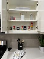 The Cosmopolitan Modern, Cozy, New 3bedroom Home