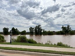 The Cosmopolitan Modern, Cozy, New 3bedroom Home