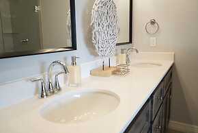 The Cosmopolitan Modern, Cozy, New 3bedroom Home