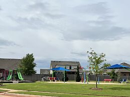 The Cosmopolitan Modern, Cozy, New 3bedroom Home