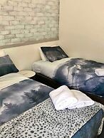 Hotham 3 Bedroom Apt - 24 Lawlers