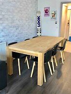 Hotham 3 Bedroom Apt - 24 Lawlers