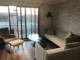 Hotham 3 Bedroom Apt - 24 Lawlers