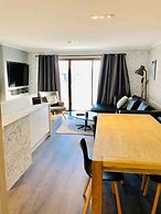 Hotham 3 Bedroom Apt - 24 Lawlers