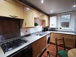 London - 2 Bed Flat - Sleeps 4 - Parking - Wifi