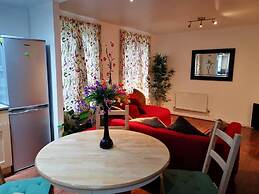 London - 2 Bed Flat - Sleeps 4 - Parking - Wifi