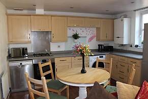 London - 2 Bed Flat - Sleeps 4 - Parking - Wifi