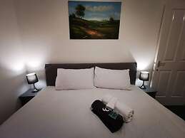 London - 2 Bed Flat - Sleeps 4 - Parking - Wifi