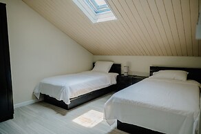 Spacious 4-bedroom Apartment 2 km From Eagle Beach