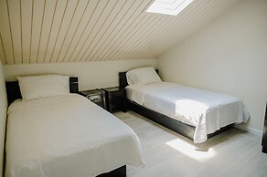 Spacious 4-bedroom Apartment 2 km From Eagle Beach