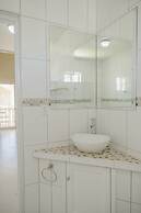 Spacious 4-bedroom Apartment 2 km From Eagle Beach