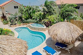 Huge 4-bedroom Apartment 2 km From Eagle Beach