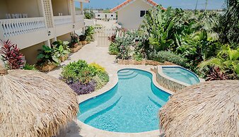 Huge 4-bedroom Apartment 2 km From Eagle Beach