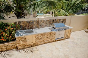 Huge 4-bedroom Apartment 2 km From Eagle Beach