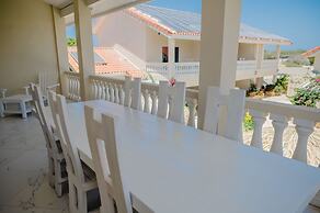 Huge 4-bedroom Apartment 2 km From Eagle Beach