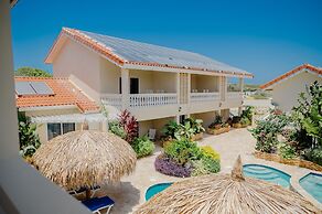 Huge 4-bedroom Apartment 2 km From Eagle Beach