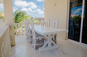 Huge 4-bedroom Apartment 2 km From Eagle Beach