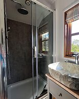 Robins Retreat - Orchard With hot tub - see Extras