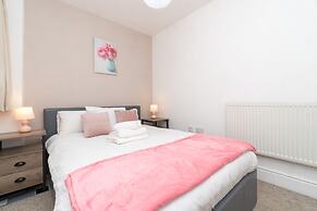 Spacious 2 Bed Southville Flat Near Harbourside