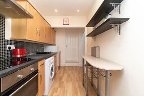Spacious 2 Bed Southville Flat Near Harbourside